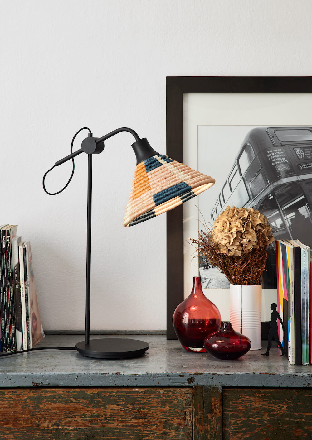 Lampe à poser Parrot en fibre d’abaca au design naturel par Jette Scheib x Forestier